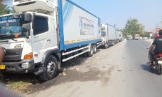 MIRIS, TRUCK ( BOX ) PARKIR DI SEPANJANG BAHU JALAN PERDAGANGAN – LIMAPULUH