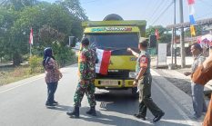 Sambut HUT RI ke- 80, Forkopimca Bandar Masliam Bagikan Bendera Merah Putih Ke Pengendara